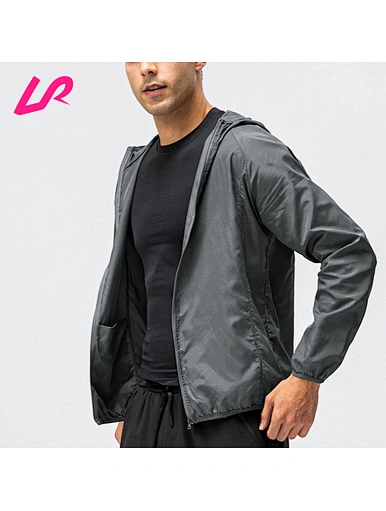 Stay dry and comfortable during your runs with our light windproof jacket.